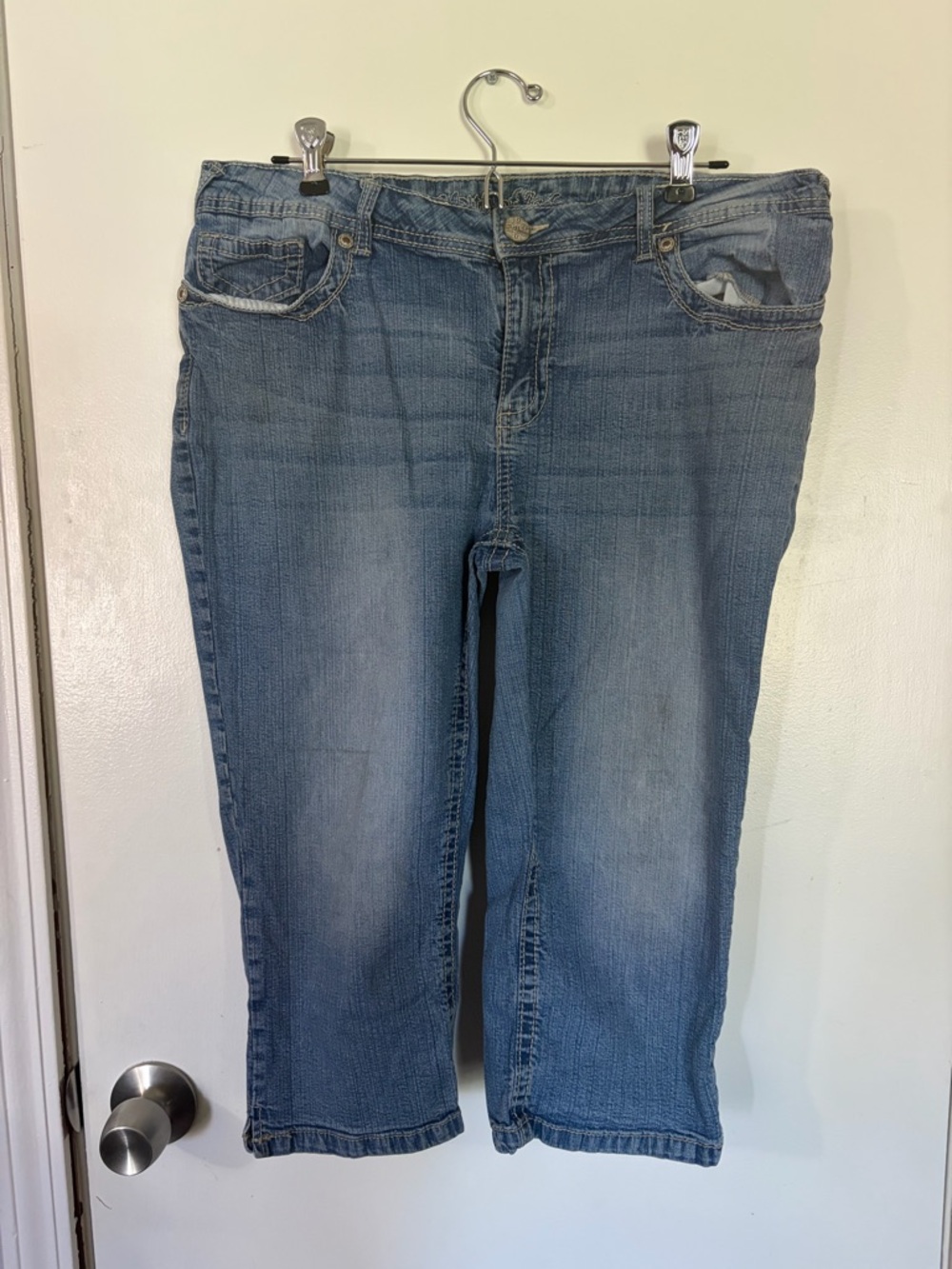 Women’s Myth of Jade 16 Classic Light Wash Denim Capris Tote1